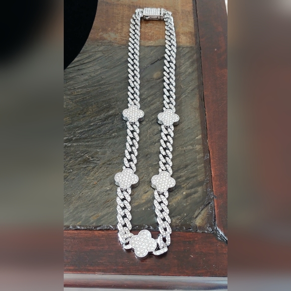 Elegant Silver Flower Necklace - Picture 5 of 5